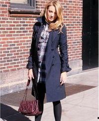 女明星穿风衣街拍图片,女明星演绎经典风衣穿搭风采